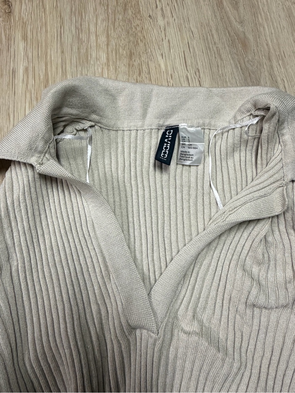 H&M Beige Ribbed Collared V-Neck Pullover - Picture 2 of 2